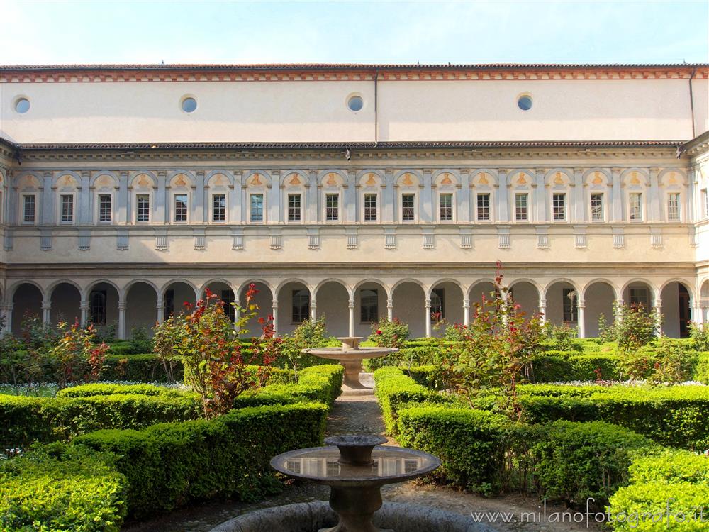 Milano - Chiostri di San Simpliciano - Un lato del Chiostro delle Due Colonne